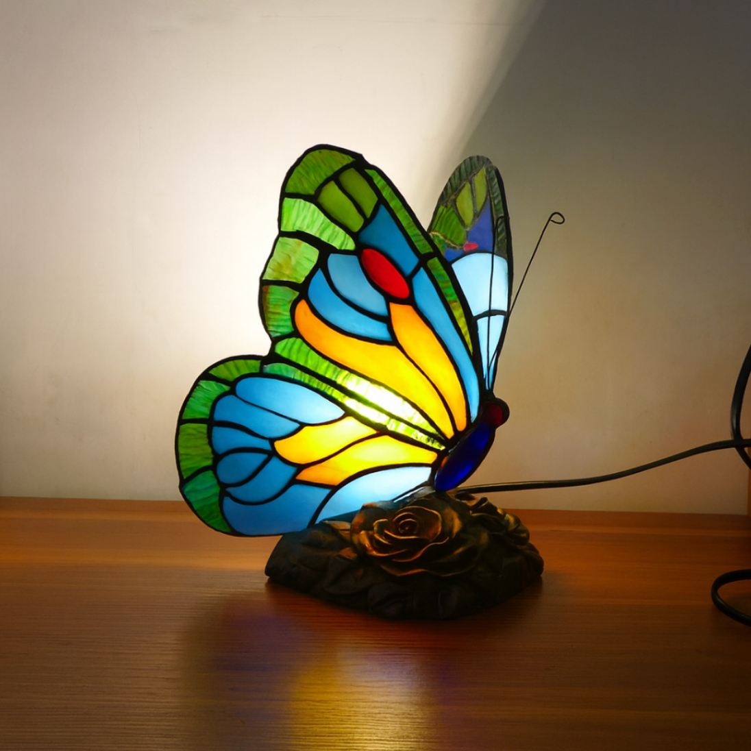 Lampe papillon bleu sculptée